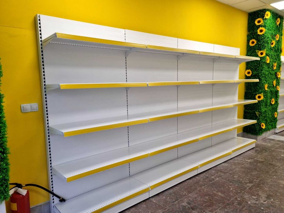 Стелажи за магазин / крайстенни стелажи с плътен или перфогръб