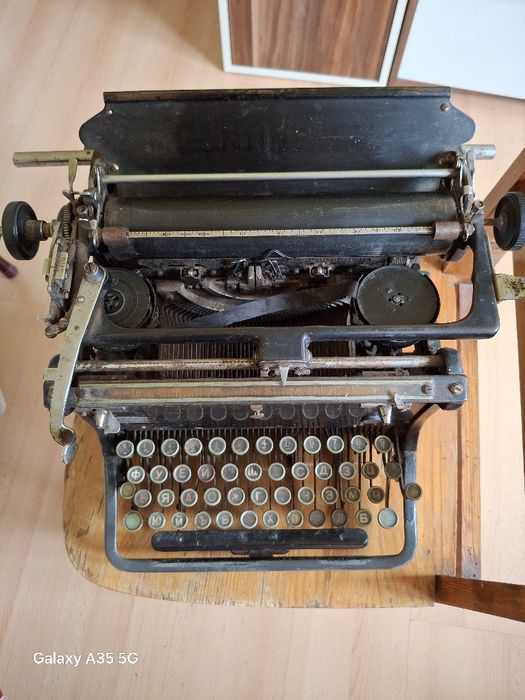 Стара немска пишеща машина Continental