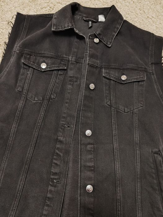 Vesta neagră blugi