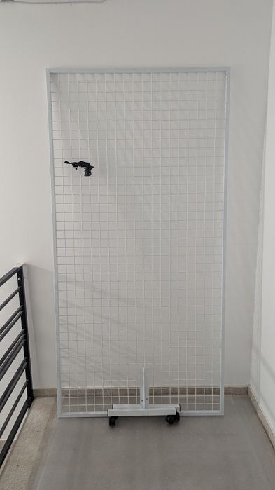 Suport panou grilaj fix cu roti pentru decoruri evenimente 200x100