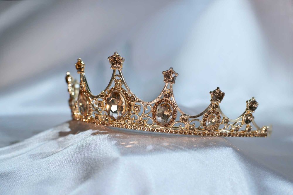 Диадема с цитриновыми кристаллами в золотистом металле. С доставкой.