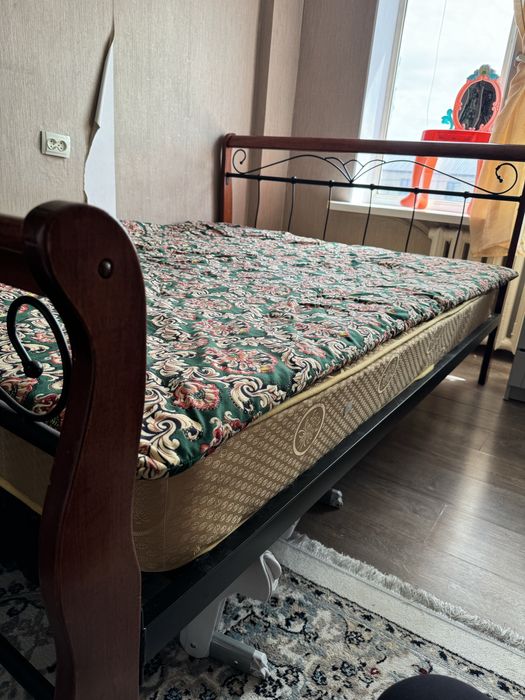 Продам кровать с матрасом