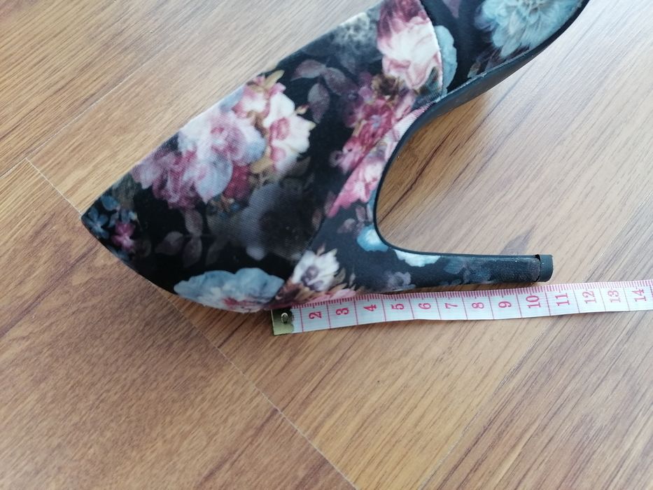 Pantofi cu toc, Reserved