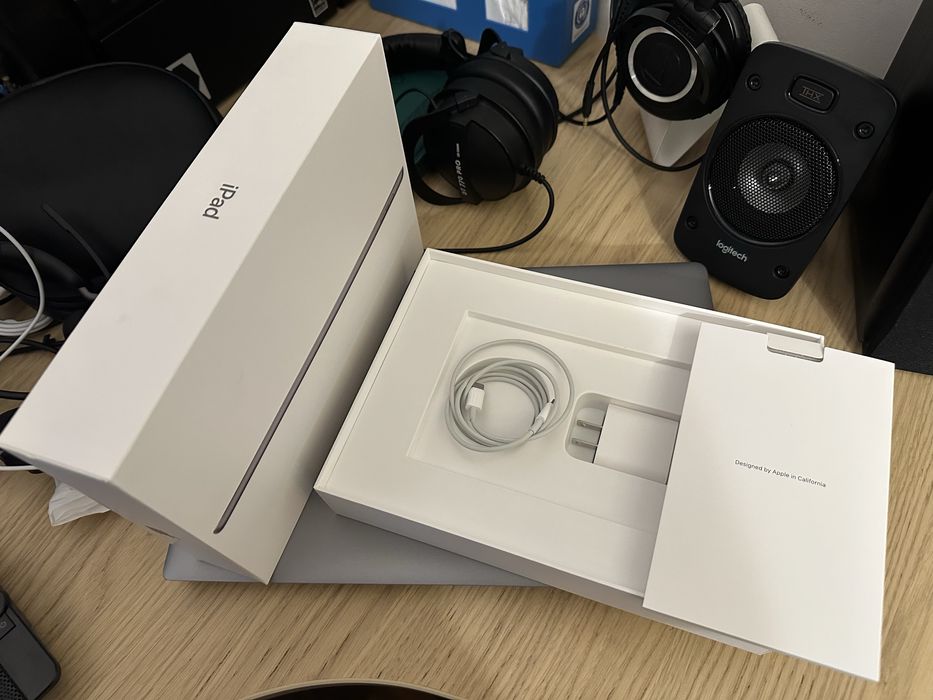 Apple iPad (9th Gen) 64GB Wi-Fi /full box, full protection