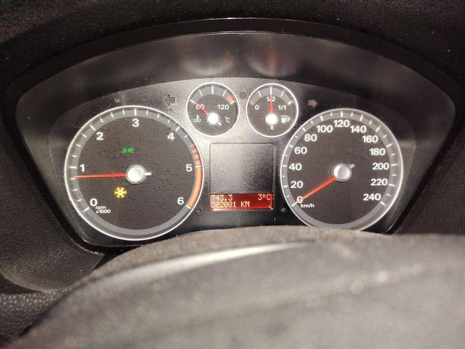 Vând masina sau schimb Ford 1.6