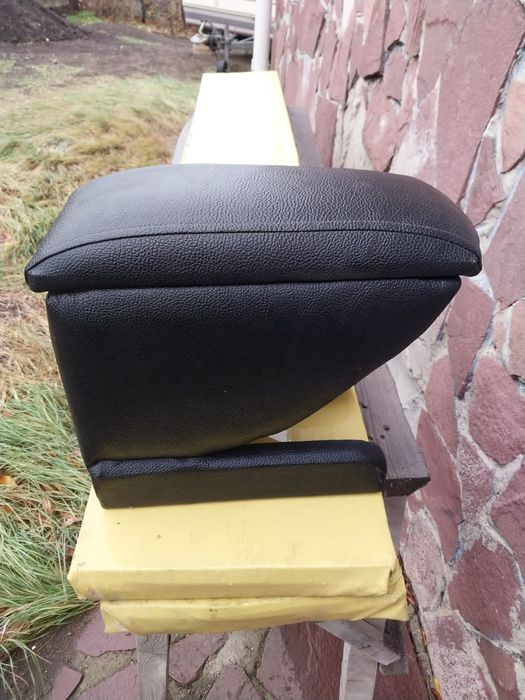 Продам подлокотник шкода рапид