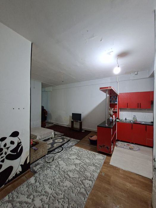 Срочно сотилади 4/х квартира чирчик 10 м/р карвон бозор 2/ет дом 1/ета