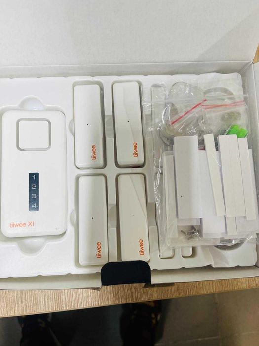 Kit sistem de alarmă cu senzori pentru ferestre sau uși și telecomandă