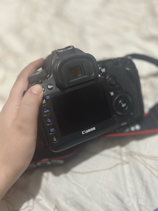 Фотоаппарат canon 5D mark IV с двумя аккамуляторами и зарядкой.