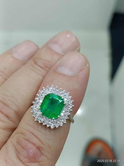 Vind inel din aur 18kt cu diamante 0,74ct și smarald 2,74ct