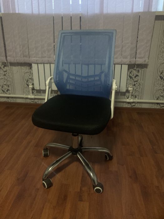 Офисный стулья на колесиках