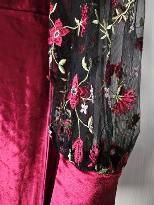Rochie catifea roșie cu mâneci brodate