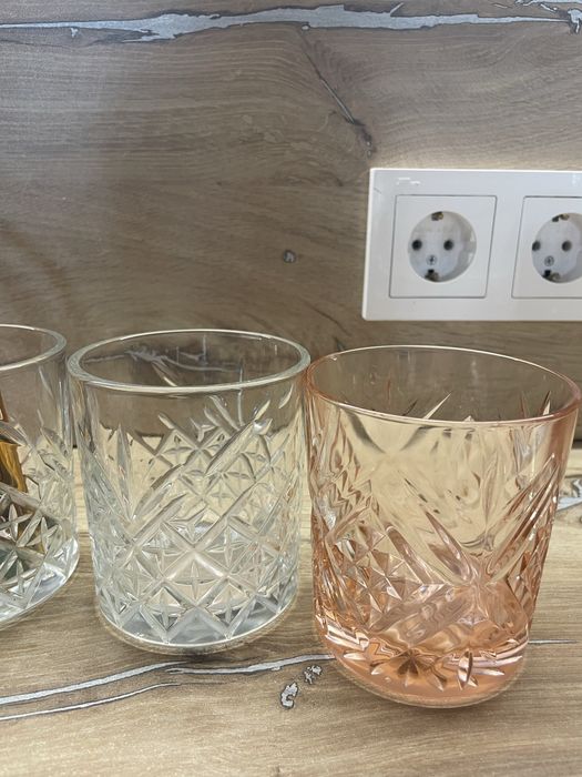 Хрустальные стаканы и трубочки