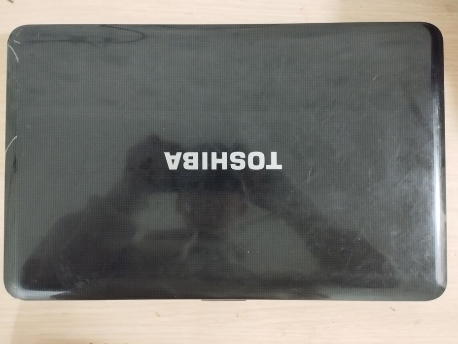 Noutbuk Toshiba Kelishiladi  xolati yaxshi zaryadchigi bilan