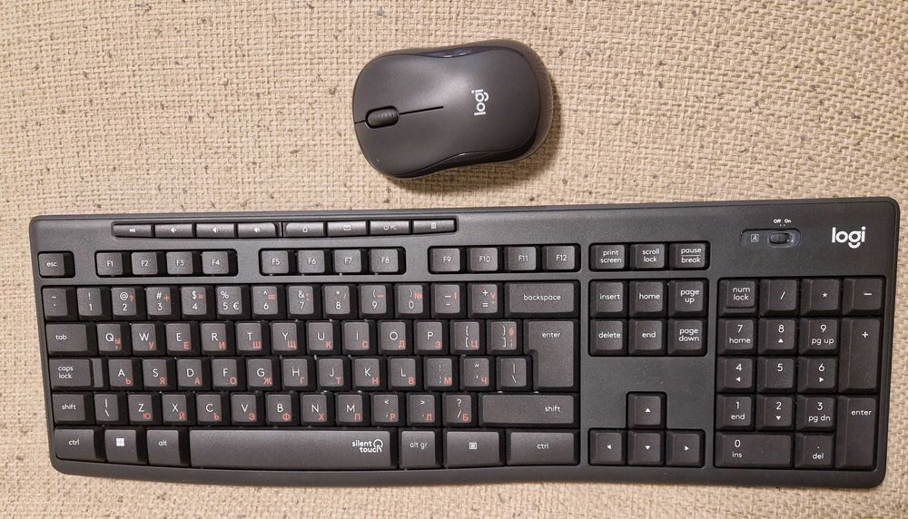 Комплект безжична клавиатура и мишка Logitech silent wireless combo МК295 и М220
