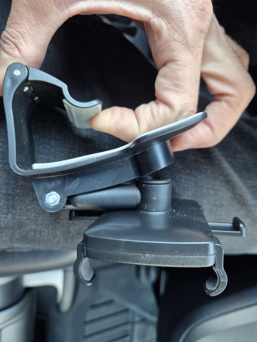 Стойка за мобилен телефон в автомобил