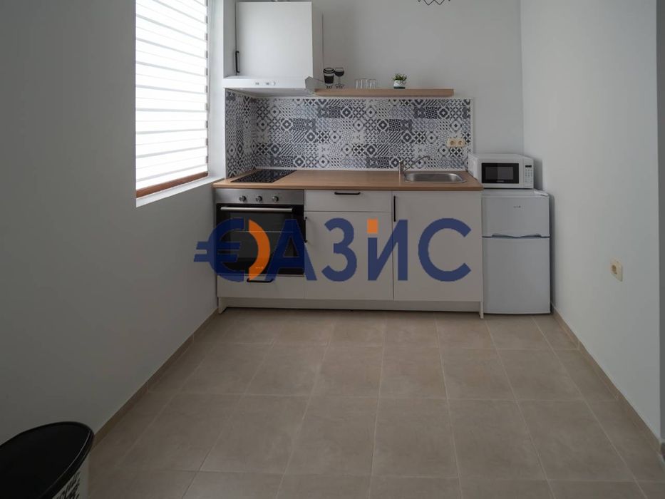 Къща на 3 етажа 320 кв. м. + парцел 500 кв. м., м. Инцараки, Свети