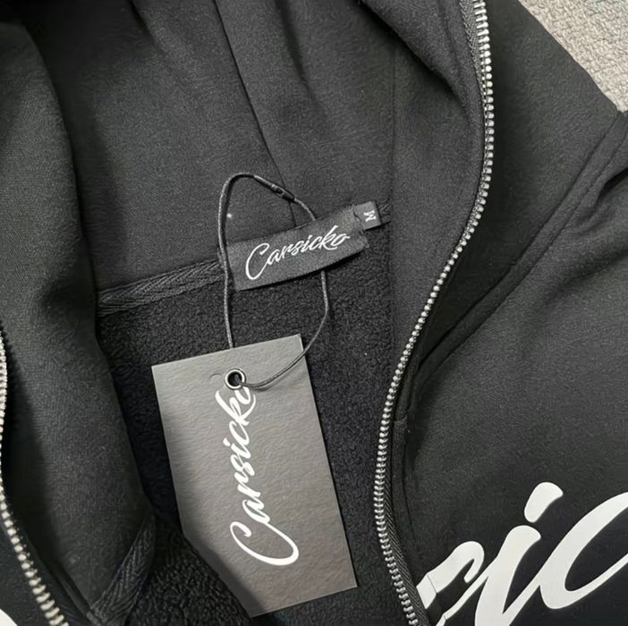 черная кофта от бренда "Carsicko