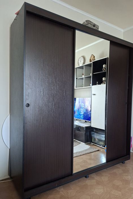 Dulap cu usi culisante stare bună 300lei