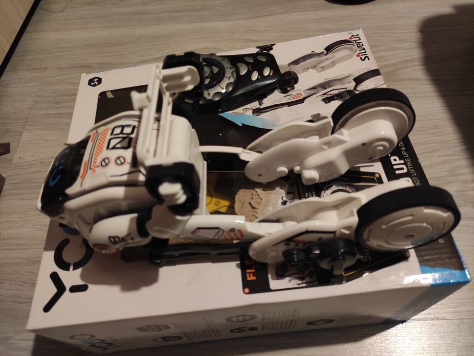 Играчка робот на батерий