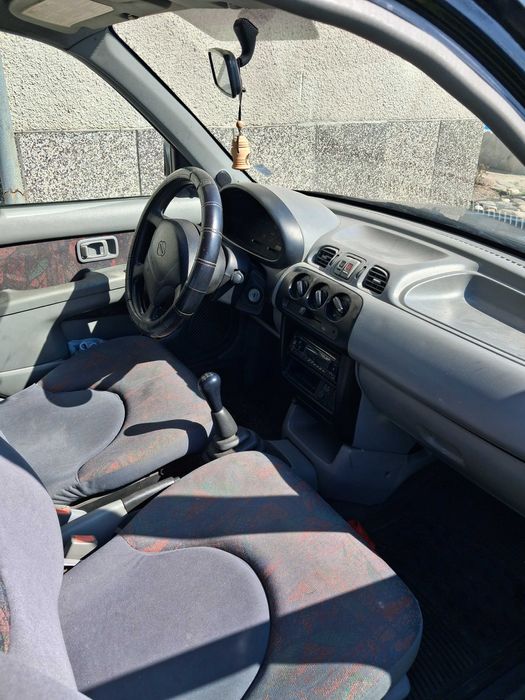 Продавам Нисан Микра