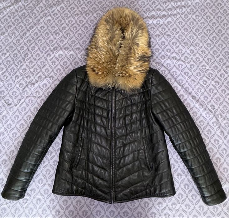 Geacă din piele și blană naturală, mărimea 4XL( croiala este mult mai mică, fiind potrvită și pentru o persoană care poartă L sau M)