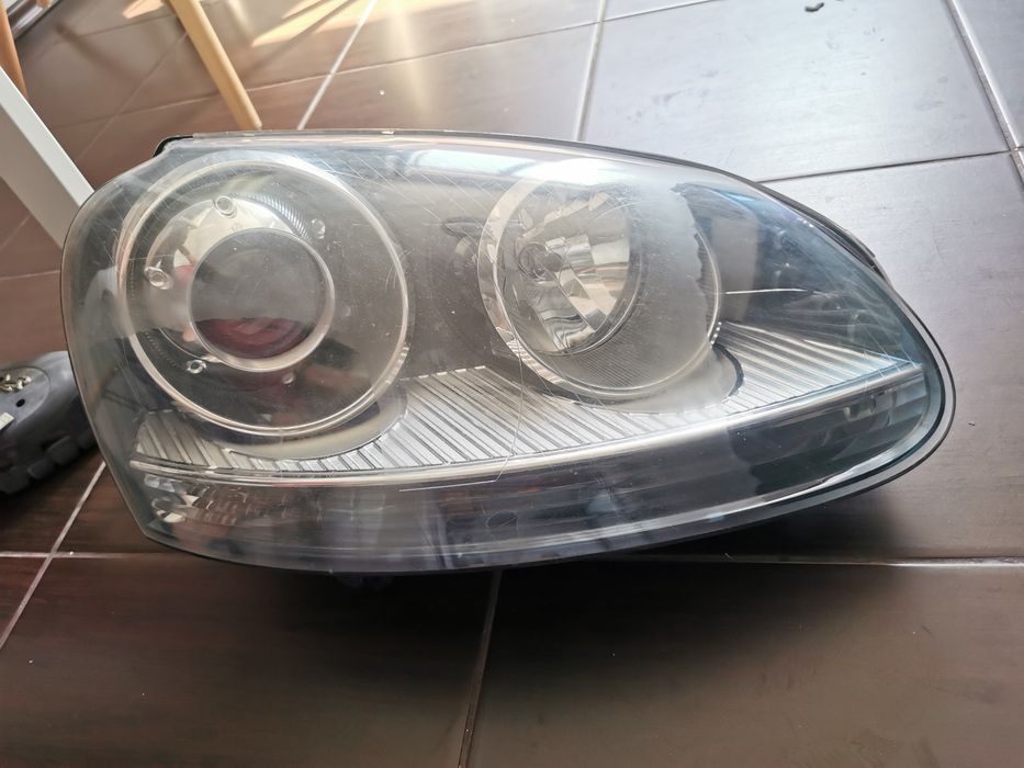 Far original cu lupă și Xenon (partea dreaptă)