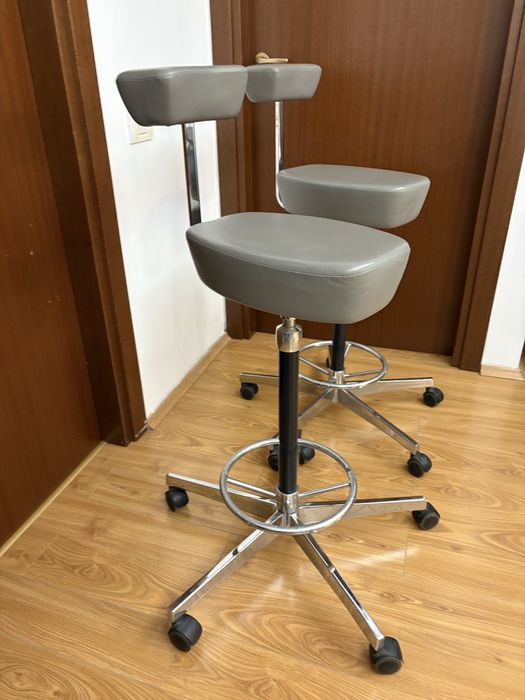 Vand 2 scaune de bar