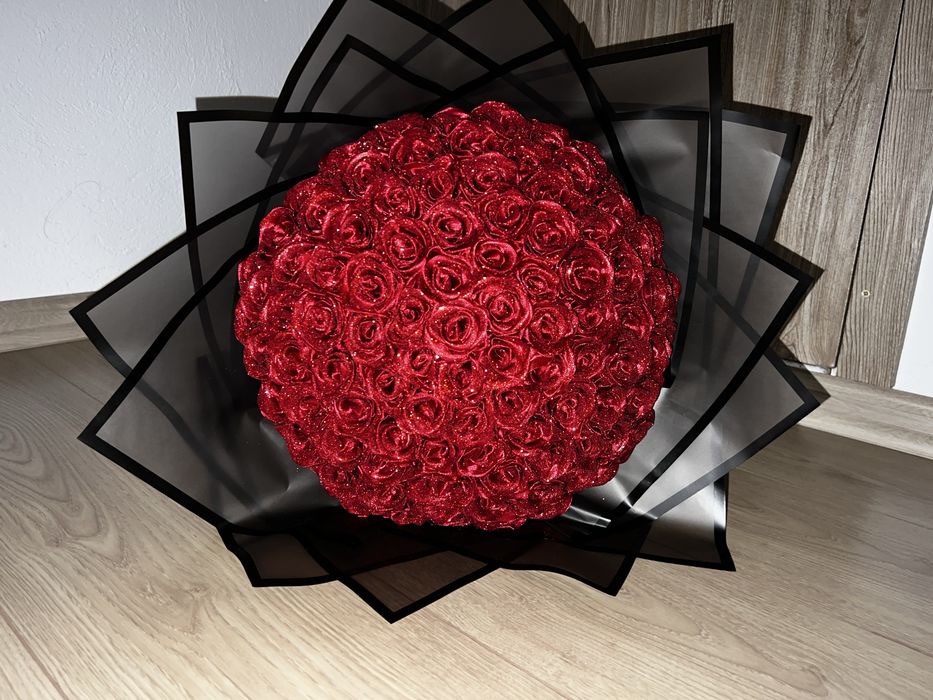 Премиум букет със сатенени рози и персонално