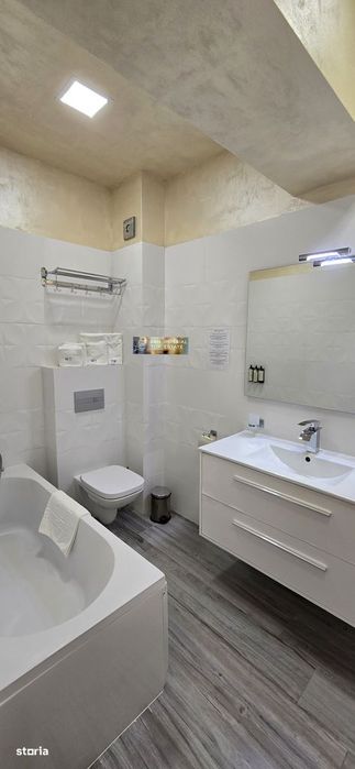 Studio Lux White Tower vedere laterală la mare prima linie langa Opera