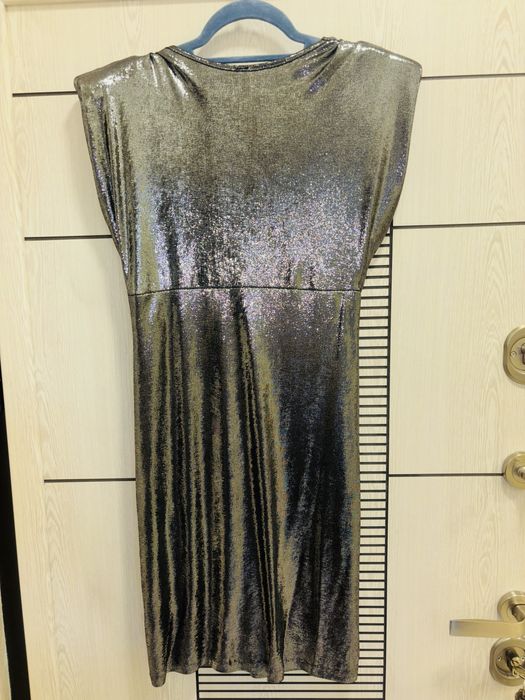 Къса рокля с дълбоко деколте