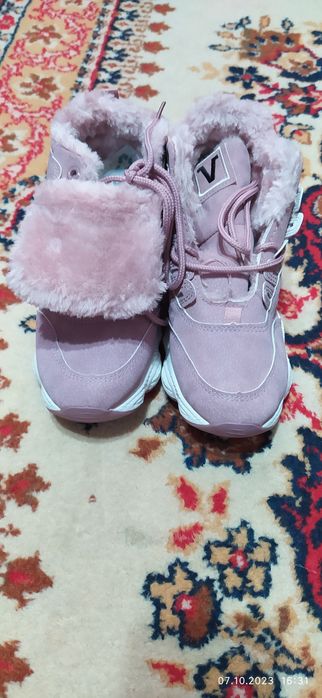 Продам кроссовки