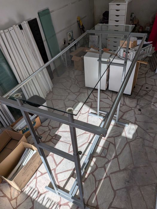 Метален щендер със стъклен плот