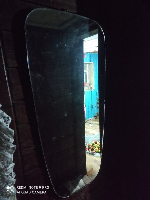 Продам зеркало.можно вешать на стену...