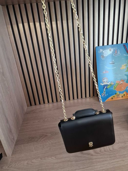 Чанта Tommy Hilfigher през рамо