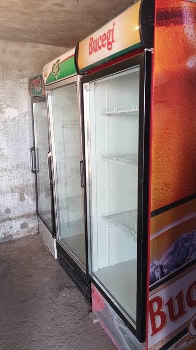 Vând vitrina bere, navete,mese
