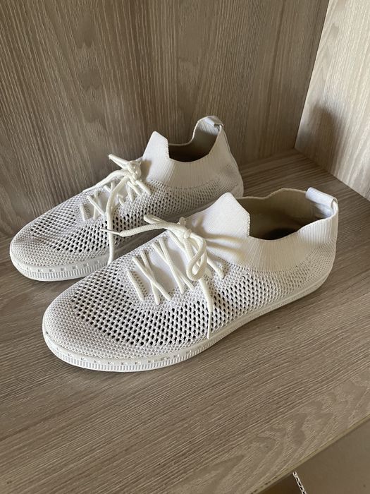 Кроссовки разные