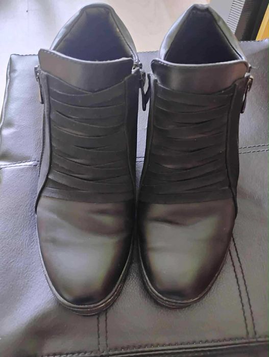 Черни боти със скрита платформа