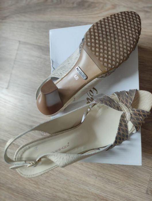 Босоножки, новые, размер 40.