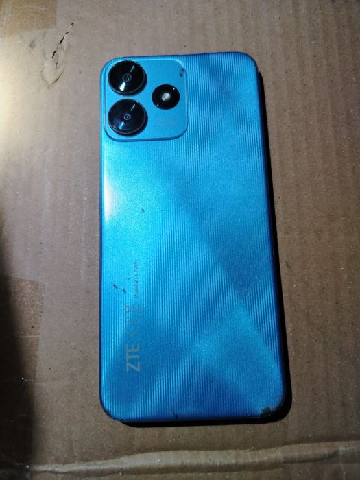 ZTE BLADE  A73 cu display-ul defect (spart). Vibrează, se aud sunete. Pentru piese.
