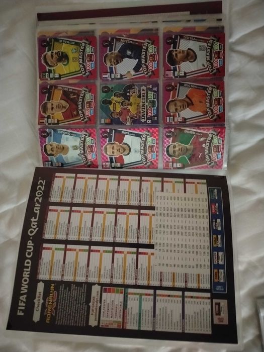 Колекционерски албум за карти  Panini World Cup Qatar Adrenalyn XL запълнен с всички карти