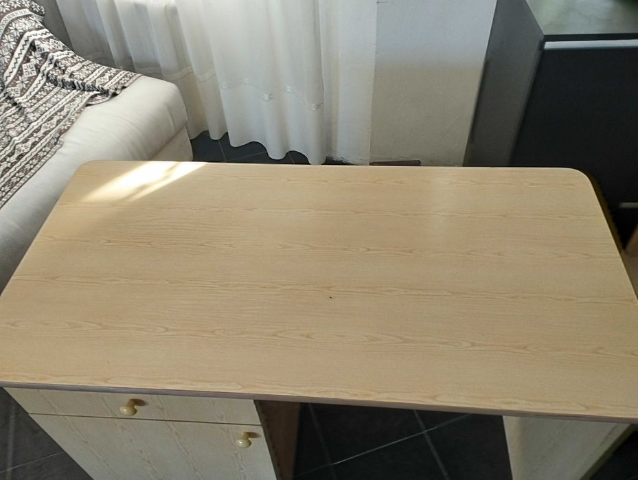 Продавам бюро ,много запазено