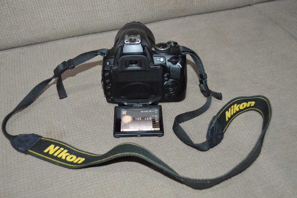 Foto DSLR Nikon D5000 + obiectiv 18-55 Nikkor VR DX citeste anunt