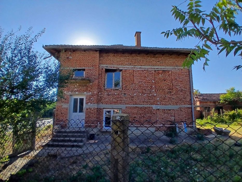 Продавам голяма къща в село малорад