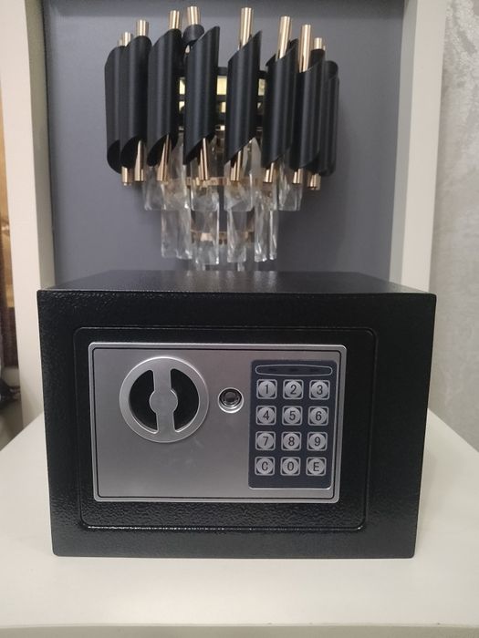 Мини сейф. Размеры 23х17х17