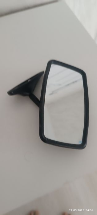 Зеркало автомобиля