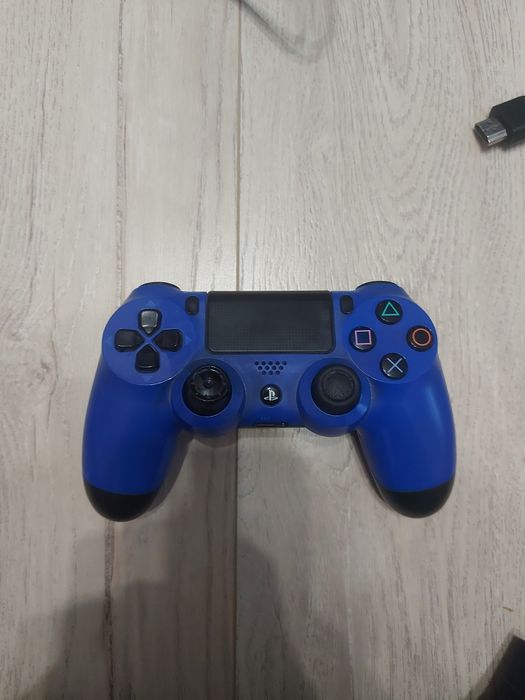 Ps4 slim на 500 GB с 2 джостиками (и с 2 проводами)