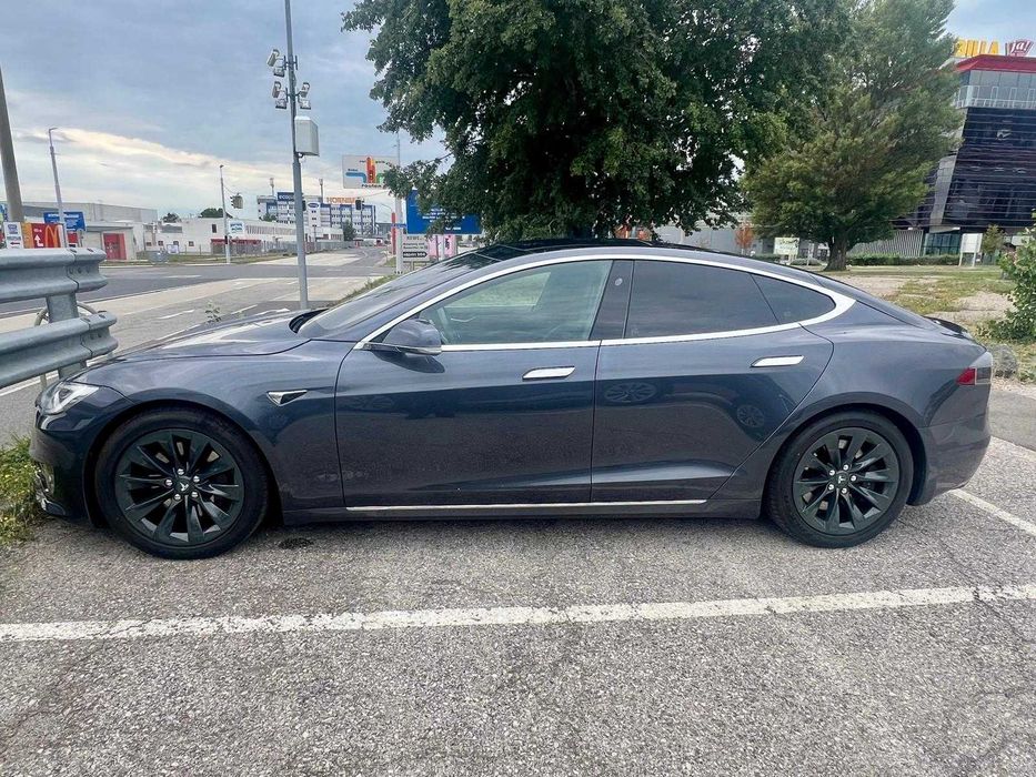 Tesla Model S 75D Limousine