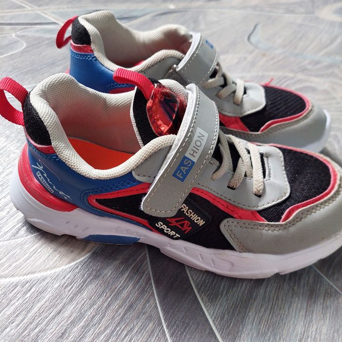 Продам кроссовки 35р