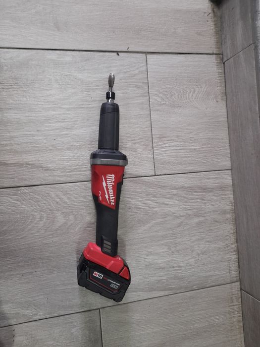 Biax polizor Milwaukee M 18 FDG
18 v
Un acumulator 3 Ah
Una Freză
Nou nefolosit
990 făra G